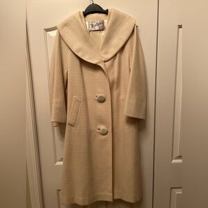 Beautiful vintage ladies coat in excellent condition
Pale yellow